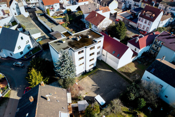 default Luftaufnahme Brechlochstraße 9 mit Hinterhof und Stellplätzen